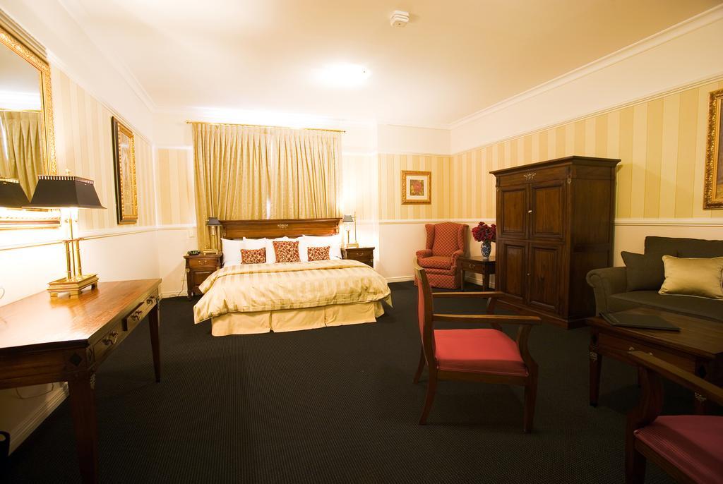 Redearth Boutique Hotel *